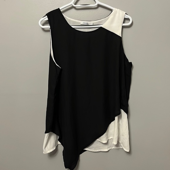 Ricki’s Asymmetrical Black and White Blouse Size Large NWT - Picture 1 of 5